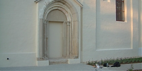 Bő, Süd Tor der römisch-katholischen Kirche